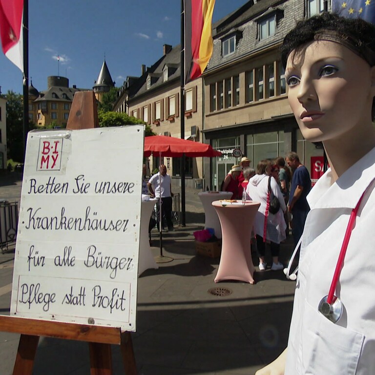 Mitglieder der Bürgerinitiative Mayen protestieren gegen einen geplanten Teilverkauf des Gemeinschaftsklinikums Mittelrhein (Foto: SWR)