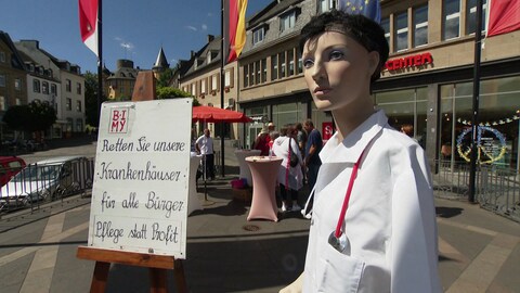 Mitglieder der Bürgerinitiative Mayen protestieren gegen einen geplanten Teilverkauf des Gemeinschaftsklinikums Mittelrhein (Foto: SWR)