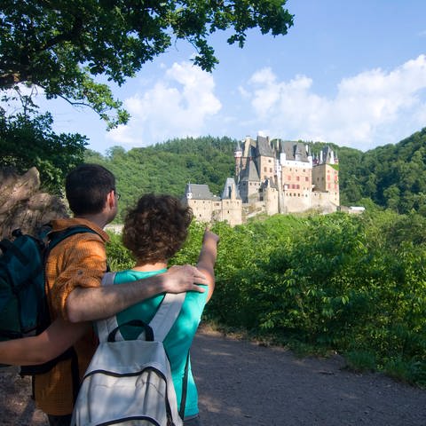 Ein Paar zeigt auf die Burg Eltz (Foto: picture-alliance / Reportdienste, picture-alliance/dpa/Rhein-Mosel-Eifel Touristik)
