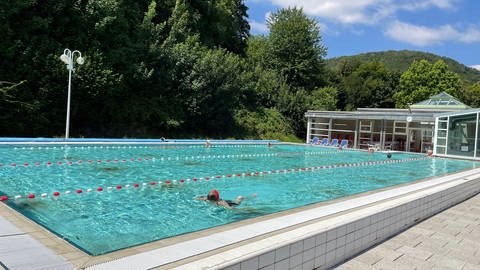 Ein Schwimmbecken im Freien in der Therme in Bad Breisig (Foto: SWR)