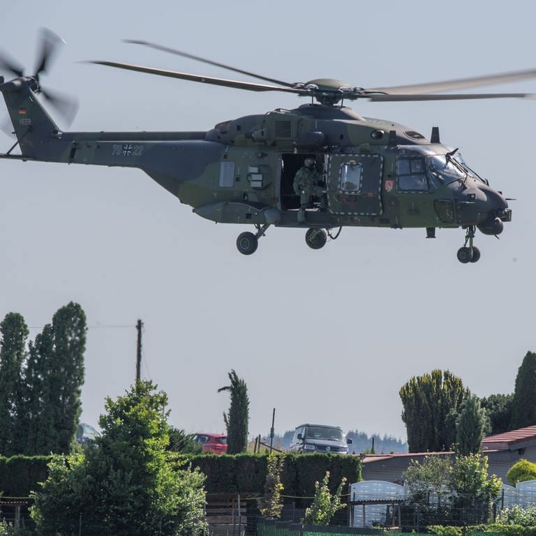 Ein Hubschrauber der Bundeswehr beim Einsatz nach der Flutkatastrophe im Ahrtal. (Foto: dpa Bildfunk, picture alliance/dpa | Boris Roessler)