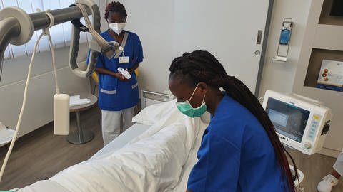 Zwei Pflegerinnen aus Namibia im Patientenzimmer (Foto: SWR)