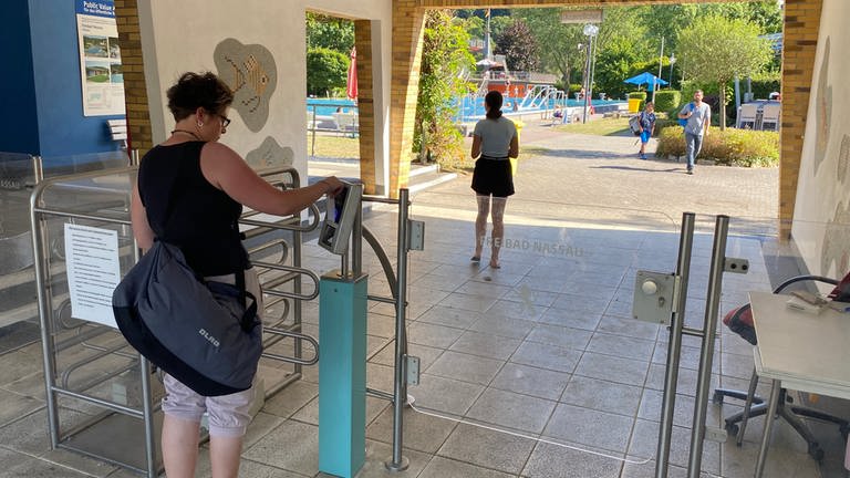 Am Freibad Nassau ist der Einlass nur noch mit einem digitalen QR-Code-Ticket möglich. (Foto: SWR)