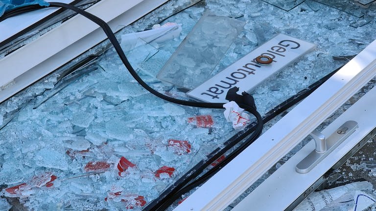 Glasscherben und ein Schild mit der Aufschrift "Geldautomat": Immer wieder werden auch in Rheinland-Pfalz Geldautomaten gesprengt, zuletzt am frühen Montagmorgen in Kaisersesch im Kreis Cochem-Zell.  (Foto: picture-alliance / Reportdienste, Picture Alliance)