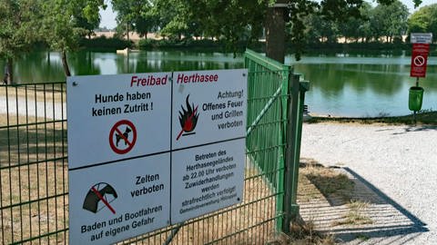 Dieses Schild am Eingang zum Herthasee in Holzappel im Rhein-Lahn-Kreis warnt "Baden auf eigene Gefahr". (Foto: SWR)
