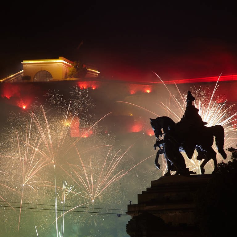 Feuerwerk am Deutschen Eck in Koblenz mit beleuchteter Festung (Foto: picture-alliance / Reportdienste, Thomas Frey)
