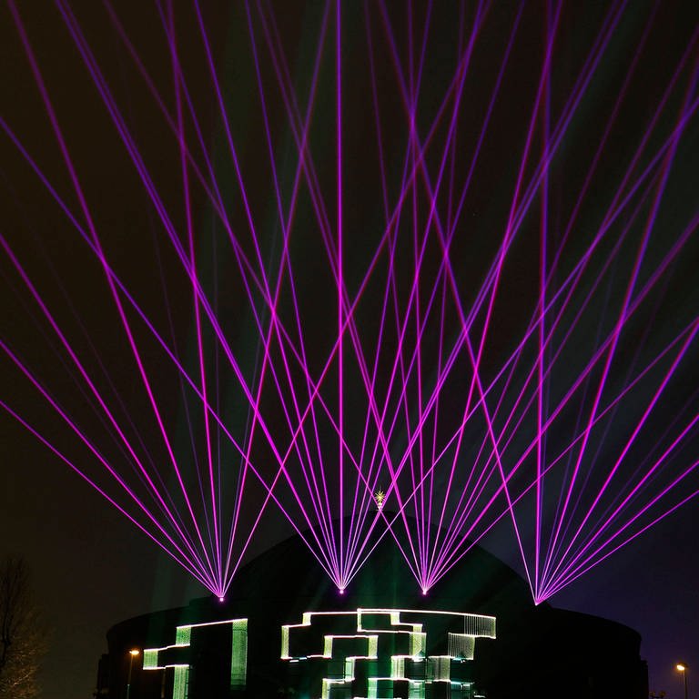 Grüne fordern eine Lasershow bei Rhein in Flammen in Koblenz - wie hier in Düsseldorf. (Foto: IMAGO, IMAGO / Norbert Schmidt)