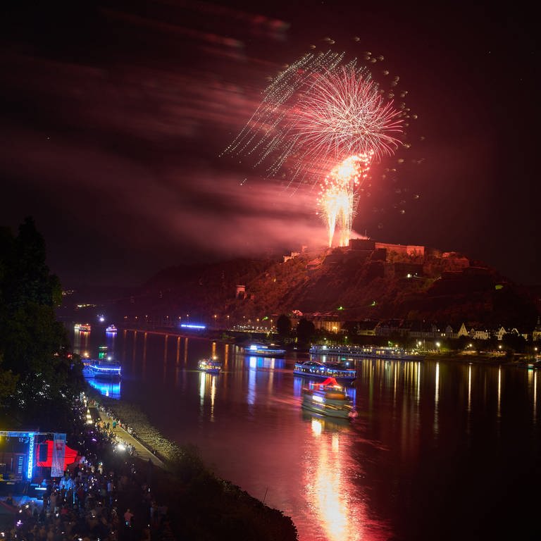Trotz der Trockenheit konnten die meisten Feuerwerke beim Spektakel "Rhein in Flammen" bei Koblenz abgeschossen werden. Die Polizei zog eine positive Bilanz, es gibt aber auch Kritik. (Foto: dpa Bildfunk, Picture Alliance)
