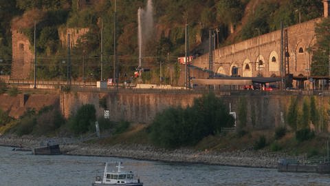 Feuerwehr bewässert vor dem Feuerwerk von Rhein in Flammen den Hang unterhalb der Festung Ehrenbreitstein (Foto: picture-alliance / Reportdienste, picture alliance/dpa | Thomas Frey)