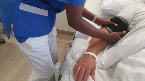 Pflegerin aus Namibia legt Blutdruckmessgerät bei Patient an (Foto: SWR)