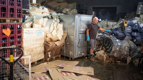 Zehntausende von der Flut zerstörte Weinflaschen liegen im Lager einer Weinkellerei in Mayschoss  (Foto: picture-alliance / Reportdienste, picture alliance/dpa | Boris Roessler)