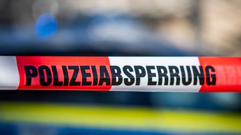 Polizeiabsperrung - im Rhein bei Remagen wurde eine weibliche Leiche entdeckt (Foto: dpa Bildfunk, picture alliance/dpa | David Inderlied)