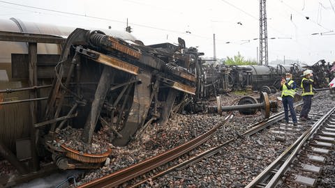 Kesselwagen liegen an der Unfallstelle in der Nähe des Bahnhofs von Niederlahnstein auf der Seite. (Foto: picture-alliance / Reportdienste, picture alliance/dpa | Thomas Frey)