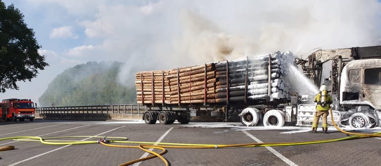 Löscharbeiten an brennendem Holztransporter (Foto: Pressestelle, Feuerwehr VG Asbach)