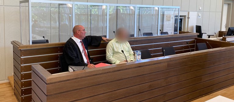 Kleinen Jungen mit Messer angegriffen: Angeklagter entschuldigt sich beim Prozessaftakt in Koblenz. (Foto: SWR)
