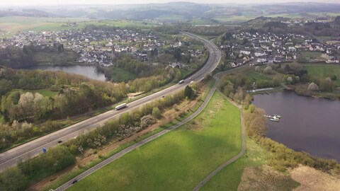 Drohnenflug über zwei Maare und die Autobahn dazwischen (Foto: SWR)