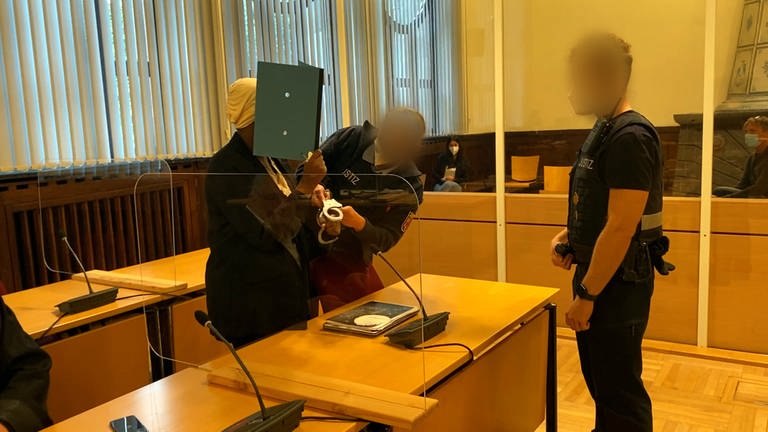 Eine mutmaßliche IS-Rückkehrerin hat beim Prozess in Koblenz ausgesagt. (Foto: SWR)