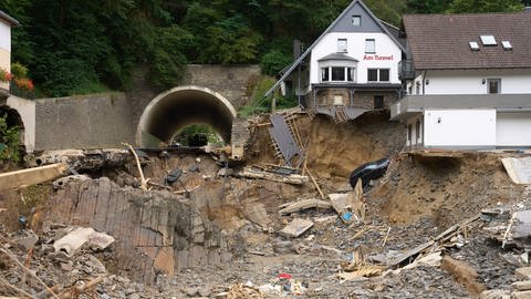 Eines der bekanntesten Bilder der Flutkatastrophe im Ahrtal: Der Tunnel in Altenahr am 16.7.2021 (Foto: dpa Bildfunk, Picture Alliance)