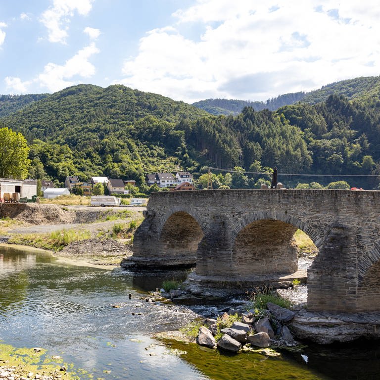 Die Reste der durch die Ahr-Flut zerstörten Nepomuk-Brücke in Rech - mehr als 2.500 Wiederaufbaumaßnahmen stehen im Kreis Ahrweiler noch aus. (Foto: IMAGO, IMAGO / Marc John)