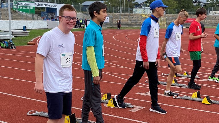 Oskar steht am Start für den 100 Meter Lauf bei den Special Olympics Koblenz im Stadion Oberwerth (Foto: SWR)