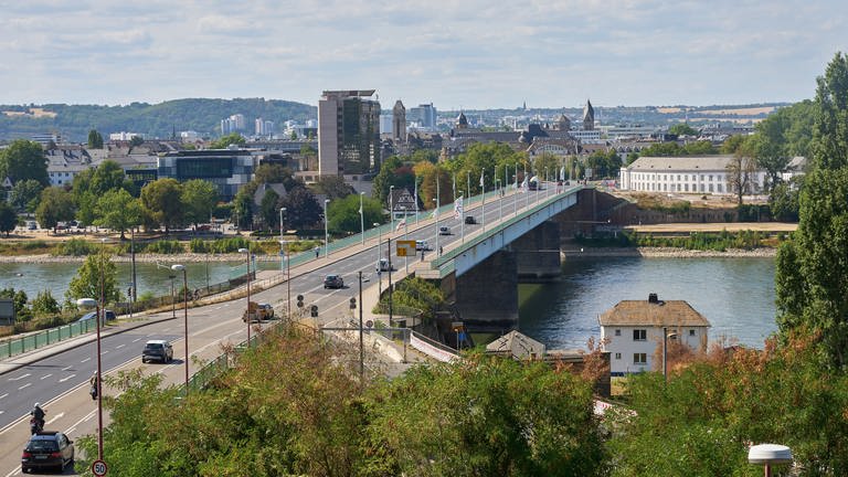 Die Pfaffendorfer Brücke in Koblenz - über die Finanzierung des Neubaus berät der Stadtrat. (Foto: dpa Bildfunk, picture alliance/dpa | Thomas Frey)