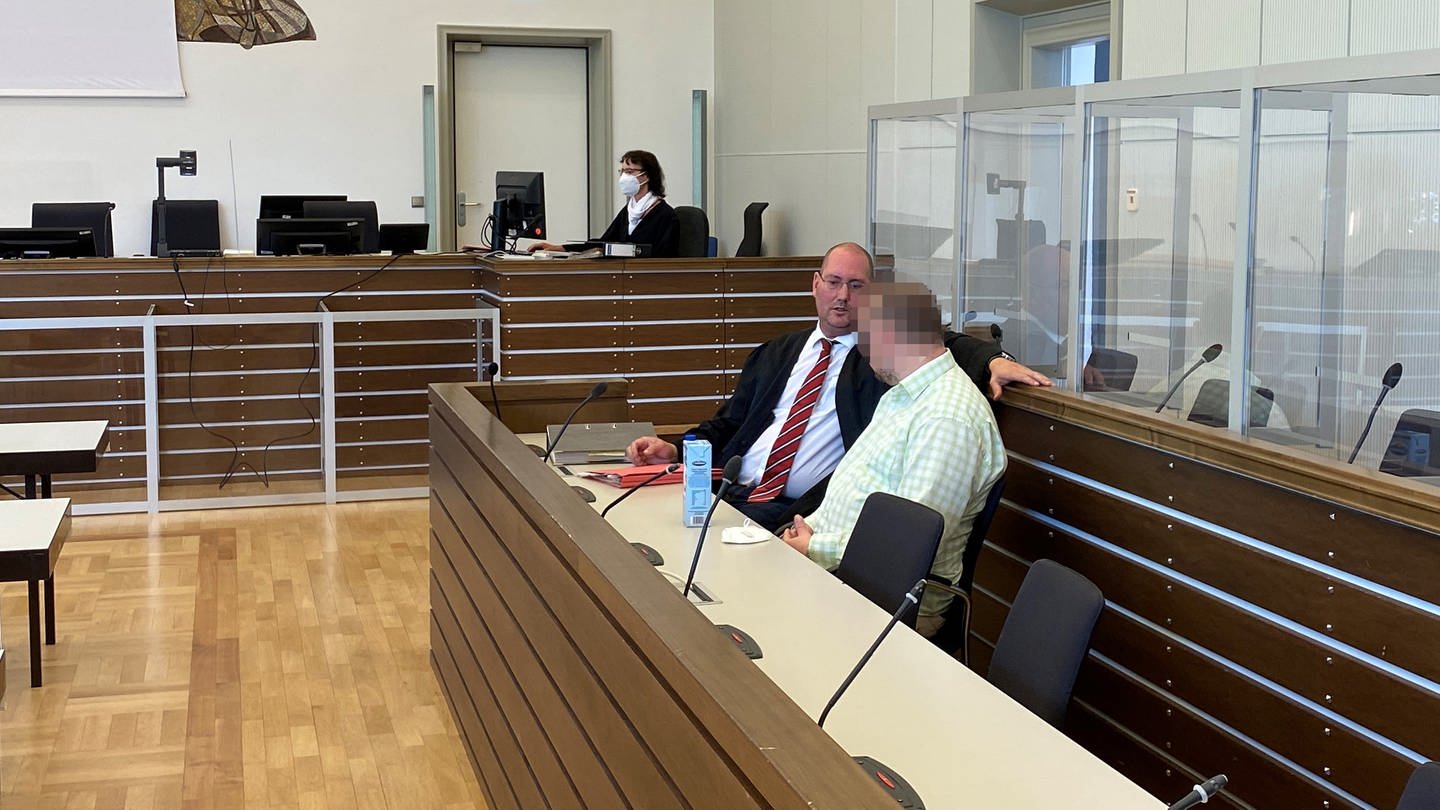 Der Angeklagte im Gerichtssaal - er hat zugegeben mit einem Messer auf einen kleinen Jungen in Koblenz eingestochen zu haben. (Foto: SWR)