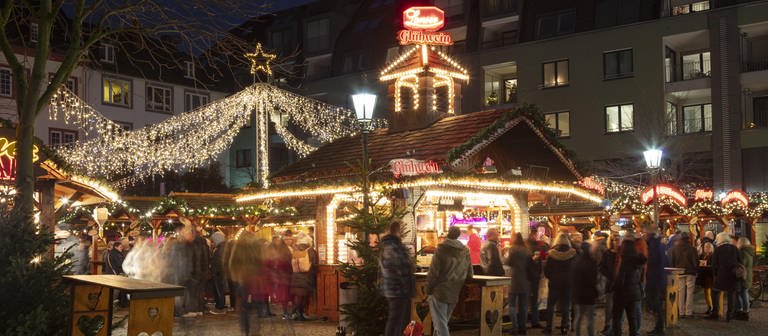 Beleuchtetende Weihnachtsbuden auf dem Münzplatz in Koblenz. In diesem Jahr sollen die Weihnachtsmärkte wieder stattfinden, wegen der Energiekrise allerdings mit reduzierter Beleuchtung. (Foto: picture-alliance / Reportdienste, Wilfried Wirth)