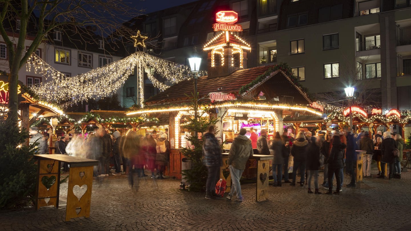 Beleuchtetende Weihnachtsbuden auf dem Münzplatz in Koblenz. In diesem Jahr sollen die Weihnachtsmärkte wieder stattfinden, wegen der Energiekrise allerdings mit reduzierter Beleuchtung.