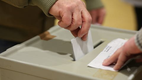 Ein Wahlberechtigter steckt seinen Stimmzettel in die Wahlurne in einem Wahlbüro. Symbolfoto (Foto: picture-alliance / Reportdienste, picture alliance/dpa/dpa-Zentralbild | Matthias Bein)