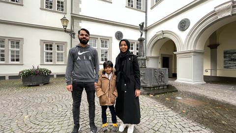 Annam Tahir steht vor dem Koblenzer Schengel-Brunnen. Sie und ihre Familie haben 20.000 Euro von einer Stiftung bekommen, die sich für ein Grunderbe einsetzt. (Foto: SWR)