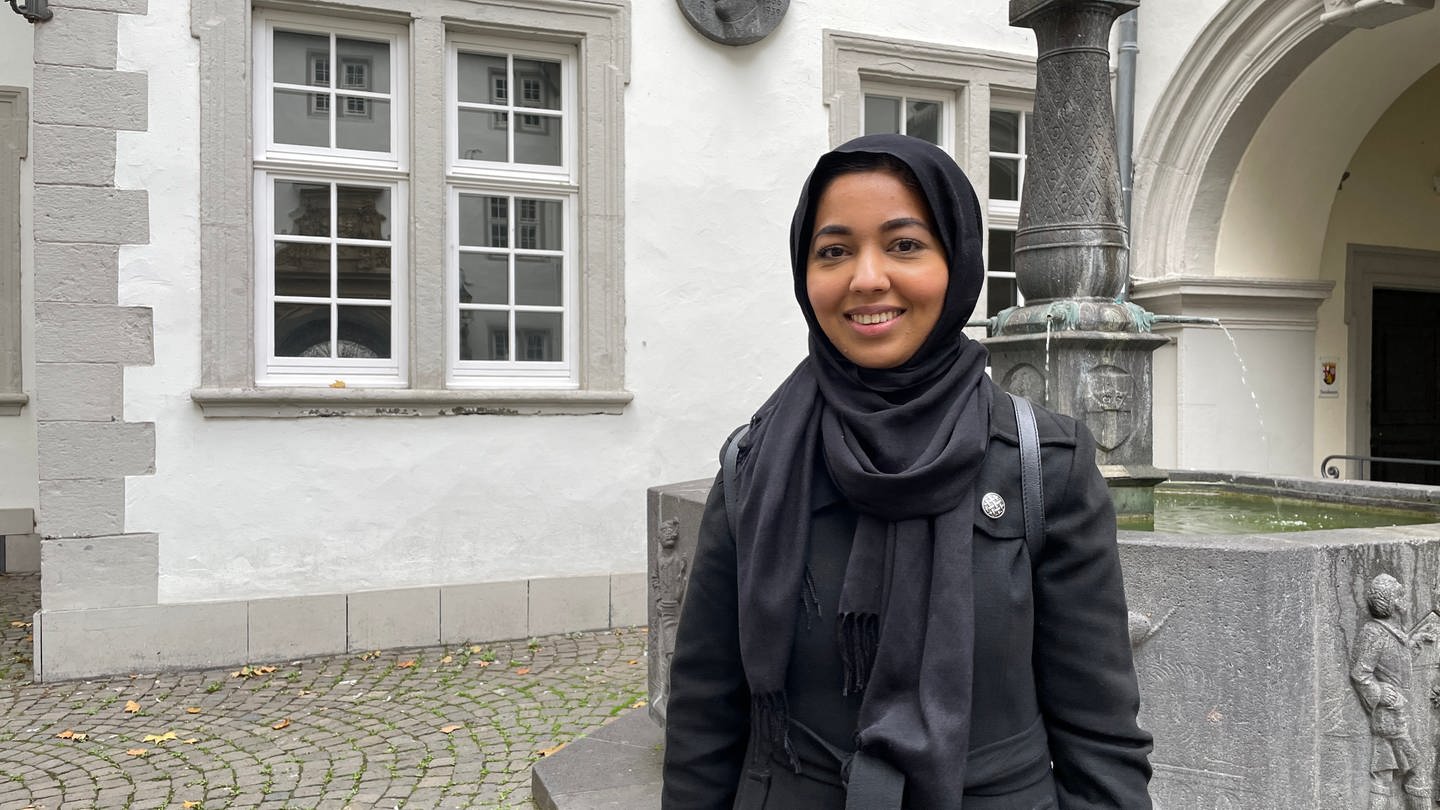 Annam Tahir vor dem Schengel-Brunnen in Koblenz. Sie hat 20.000 Euro von einer Stiftung gewonnen. (Foto: SWR)