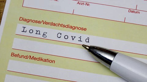 Eine ärzliche Krankschreibung mit den Worten "Long Covid" im Feld DiagnoseVerdachtsdiagnose (Foto: IMAGO, IMAGO / Steinach)
