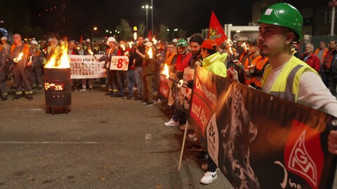 Beschäftigte von ThyssenKrupp Rasselstein demonstrieren für mehr Lohn. (Foto: Thomas Frey)