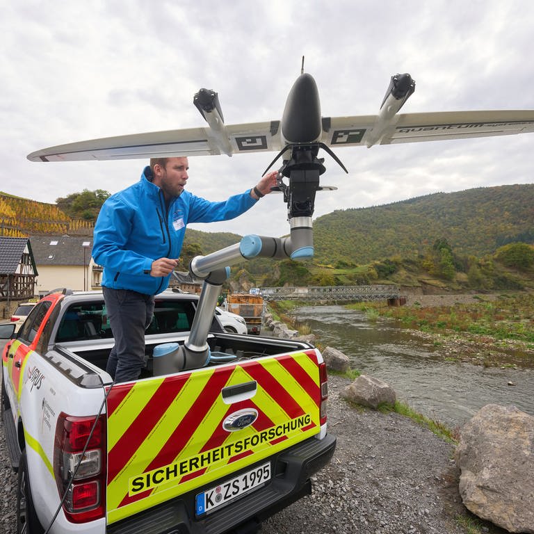 Bei einem Forschungsprojekt im Ahrtal wollen Wissenschaftler den Einsatz von Drohnen zur Unterstützung von Rettungskräften testen. Die Flugobjekte erstellen Lagekarten in Echtzeit und sollen Rettungskräfte im Fall einer Naturkatastrophe unmittelbar helfen. (Foto: dpa Bildfunk, Picture Alliance)