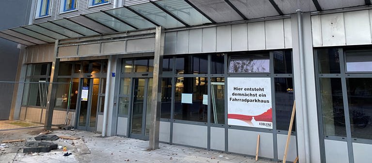 Das Fahrradparkhaus der Stadt Koblenz soll im Jahr 2023 in der ehemaligen Postfiliale neben dem Hauptbahnhof fertig werden. (Foto: SWR)