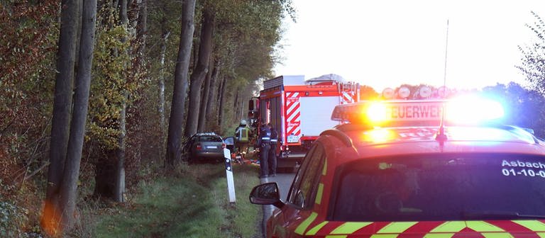 Auto prallt bei Asbach gegen einen Baum (Foto: Pressestelle, Feuerwehr Asbach)