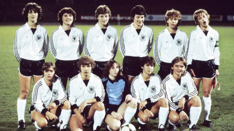 Teamfoto: Die Frauennationalmannschaft am 10.11.1982 auf dem Oberwerth in Koblenz (Foto: picture-alliance / Reportdienste, Picture Alliance)