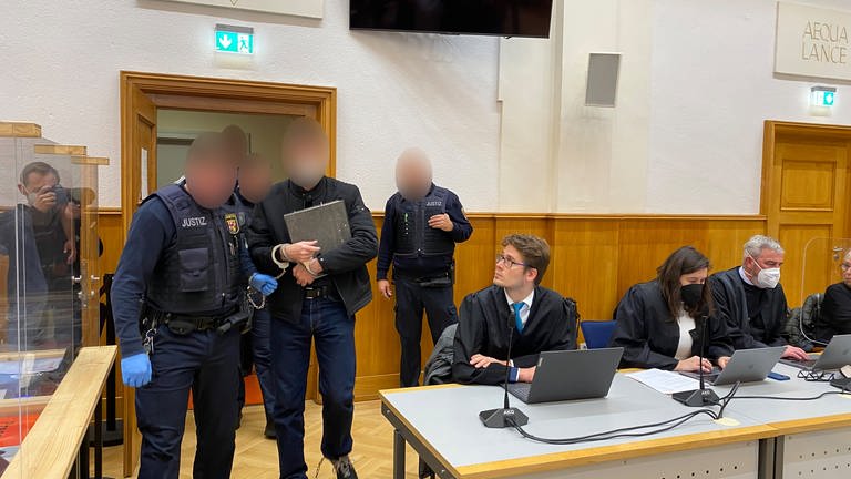 Oberlandesgericht Koblenz: Prozessstart wegen Mord und Anschlag auf Flüchtlinge, der Angeklagte wird in den Gerichtssaal geführt (Foto: SWR)