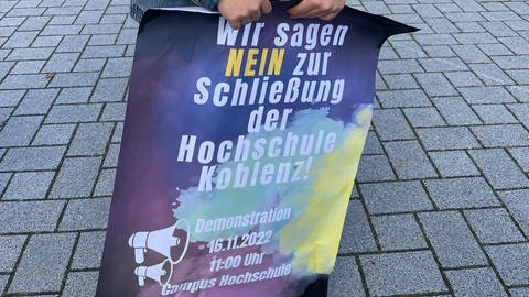 Plakat mit der Aufschrift "Wir sagen NEIN zur Schließung der Hochschule Koblenz!" (Foto: SWR)