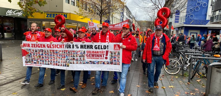 Die Tarifverhandlungen in der Metall- und Elektroindustrie sind festgefahren. Zum ersten Mal sind die Beschäftigten rund um Koblenz am Donnerstagmittag auf die Straße gegangen. (Foto: SWR)