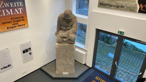 In Simmern im Hunsrück ist das neue Edgar-Reitz-Filmhaus eröffnet worden. Ausgestellt ist auch das Kriegerdenkmal aus "Heimat 1". (Foto: SWR)