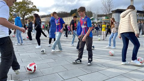 Kinder spielen Fußball auf einem Schulhof in Bad Marienberg (Foto: SWR)