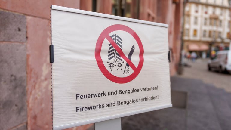 Schild zum Feuerwerksverbot (Foto: picture-alliance / Reportdienste, picture alliance/dpa | Andreas Arnold)