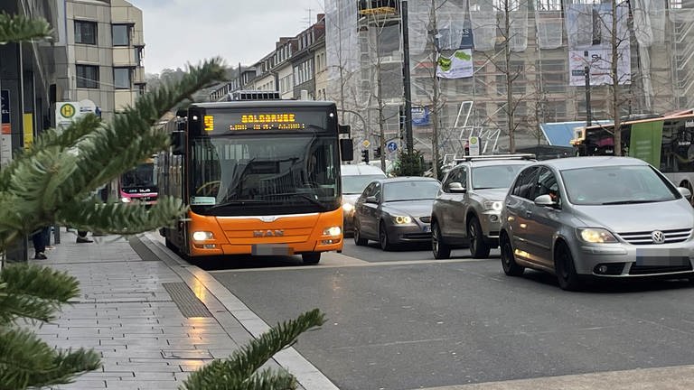 Bus und Autos in der Koblenzer Innenstadt (Foto: SWR)