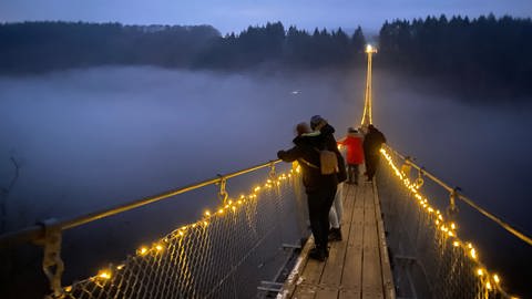Besucher auf der beleuchteten Geierlay-Brücke im Hunsrück (Foto: SWR, Christina Nover)