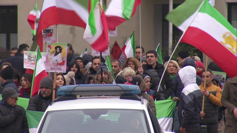 Iranische Demonstranten in Koblenz schwenken Flaggen. (Foto: SWR)