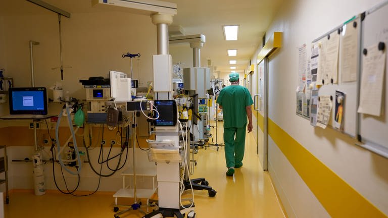 Ein Arzt läuft durch einen OP-Saal: In Hachenburg und Altenkirchen fahren die Krankenhäuser wegen Blitzeises nur in Notbesetzung. (Foto: dpa Bildfunk, picture alliance/dpa | Marcus Brandt)