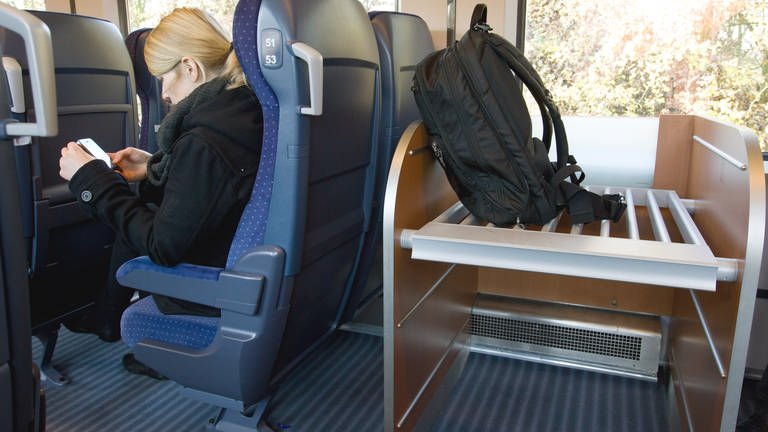 Ein Rucksack liegt in der Gepäckablage eines Zuges - ein Mann hat 12.000 Euro im Rucksack in einem Zug vergessen. (Foto: dpa Bildfunk, picture alliance/dpa | Friso Gentsch)