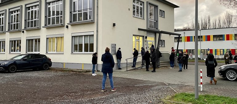 Menschen warten vor der Ärztlichen Bereitschaftspraxis am Kemperhof in Koblenz (Foto: SWR)