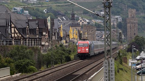Ein Eisenbahnzug passiert die Altstadt von Oberwesel (Foto: SWR)